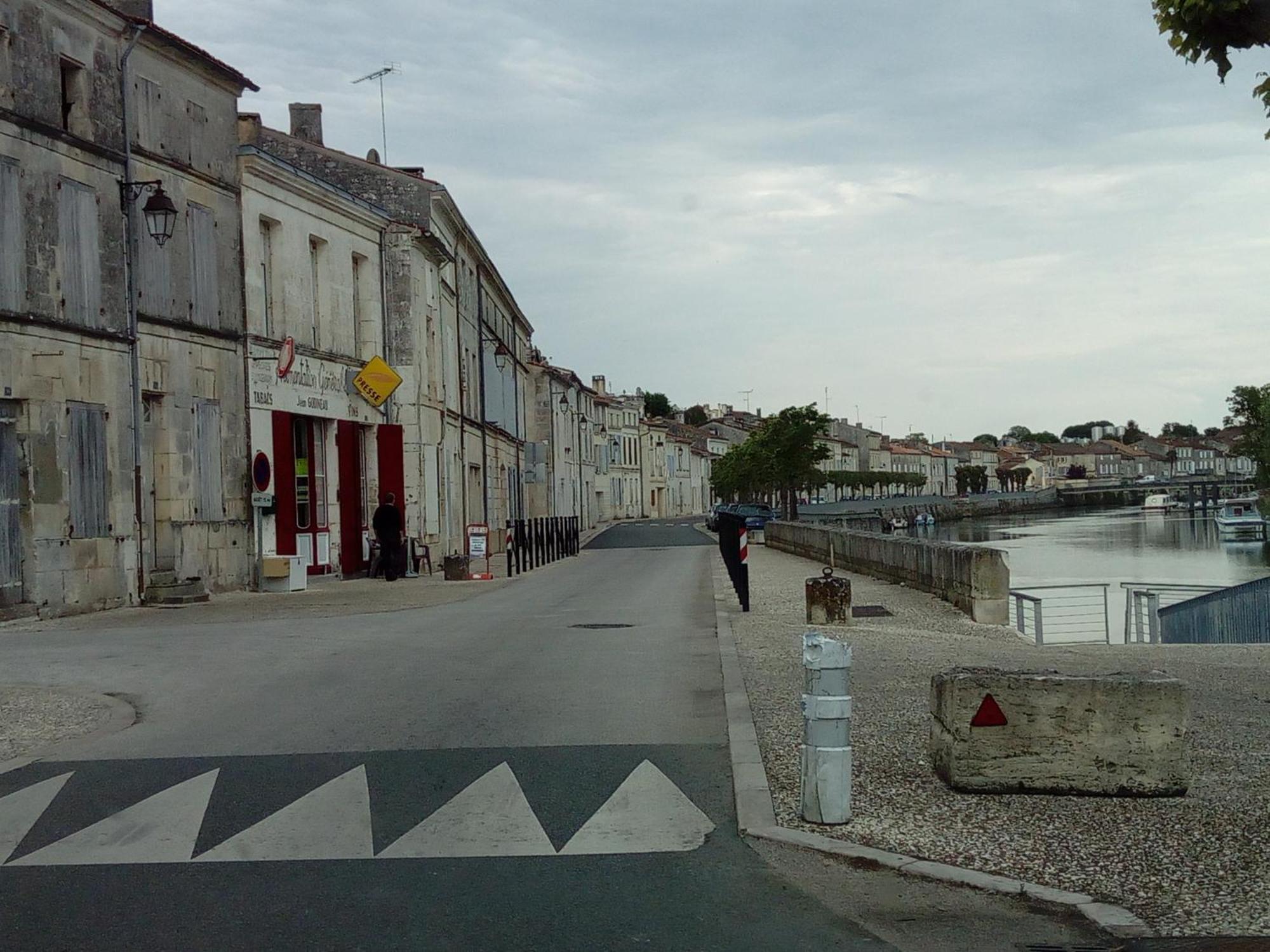 Le Gite Des 3 Saules Saint-Savinien Exterior foto