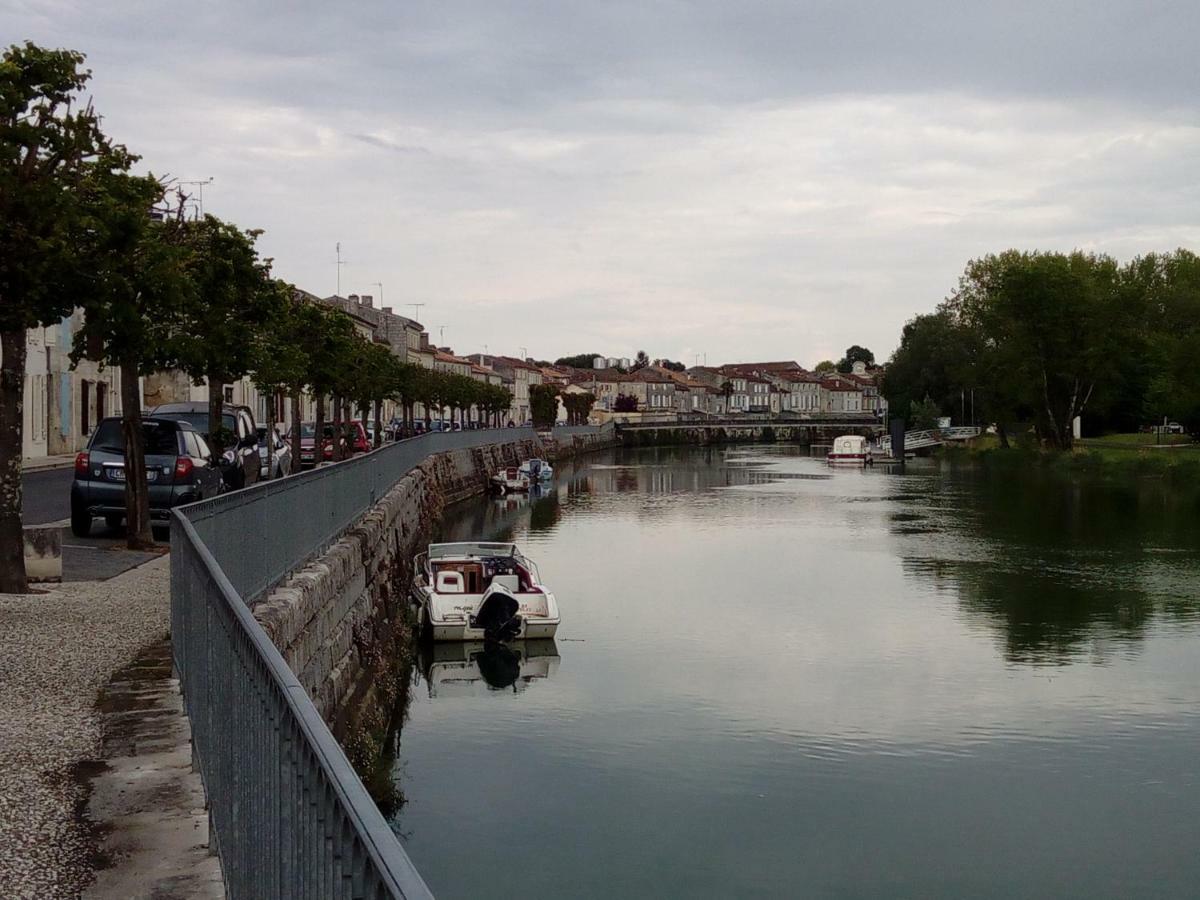 Le Gite Des 3 Saules Saint-Savinien Exterior foto